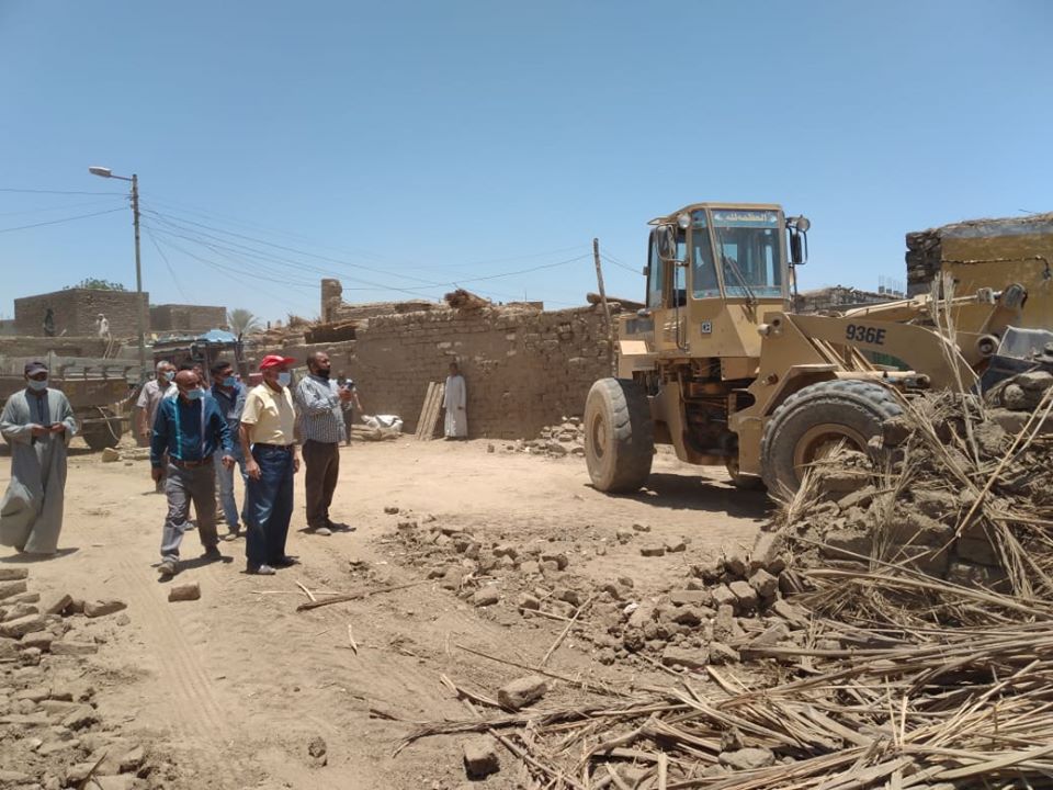 رئيس مدينة إسنا يتابع هدم 34 منزل بقرية الغريرة لإعادة إعمارهم  (1)