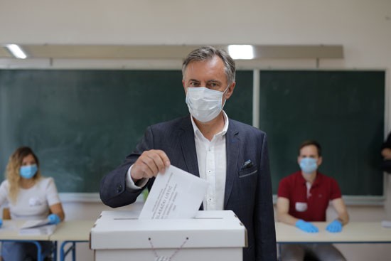 ميروسلاف سكورو زعيم حزب الحركة الوطنية يدلى بصوته
