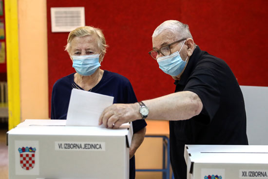 مسن يدلى بصوته فى الانتخابات الكرواتية