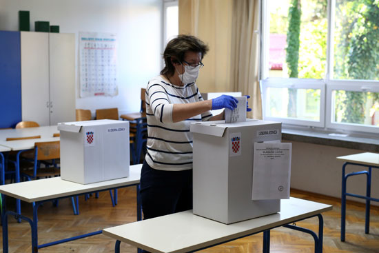 سيدة تدلى بصوتها فى الانتخابات الكرواتية