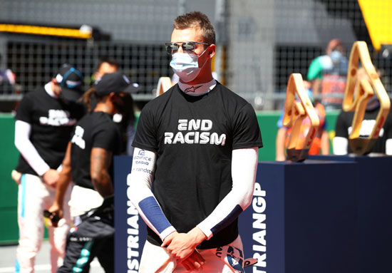 ألف داني ترافي دانيال كفيات يرتدي قميصًا مناهضًا للعنصرية