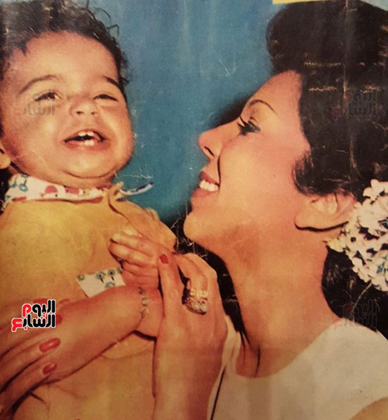 صورة قديمة لرجاء الجداوي مع ابنتها