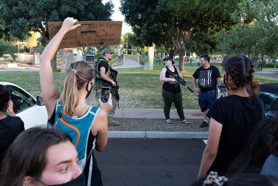 متظاهرون ضد قيود كورونا فى ولاية أريزونا