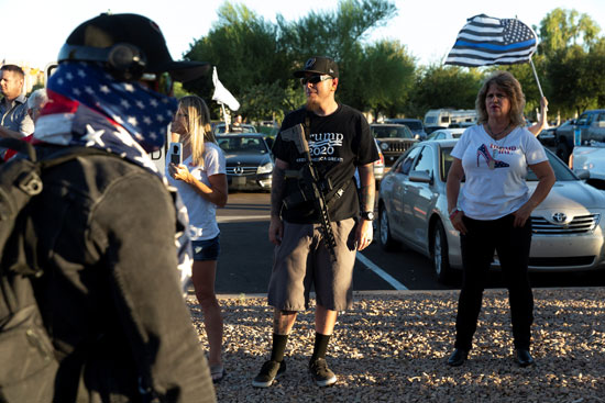 متظاهر يحمل السلاح بولاية أريزونا الأمريكية