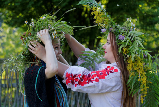 جميلات روسيا البيضاء يضعن الأكاليل خلال الاحتفال