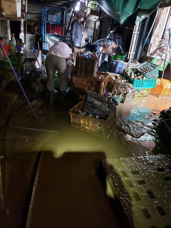 اثار الخراب والدمار بعد هطول أمطار غزيرة في هيتويوشي (1)