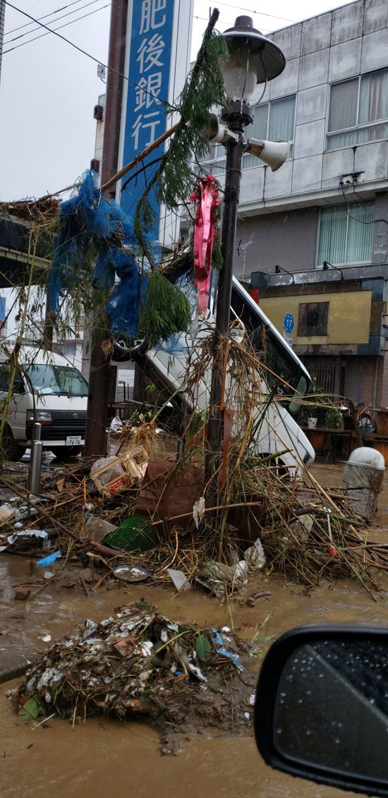 اثار الخراب والدمار بعد هطول أمطار غزيرة في هيتويوشي (3)