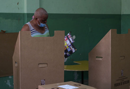 رجل يدلى بصوته فى الانتخابات الرئاسية