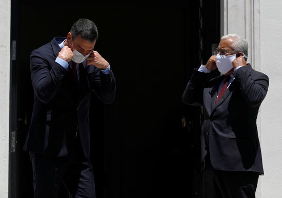 رئيسى الحكومة الأسانية و البرتغالية يلتزمان بإرتداء الكمامة