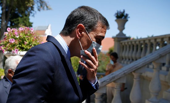 رئيس الوزراء الإسبانى يرتدى الكمامة