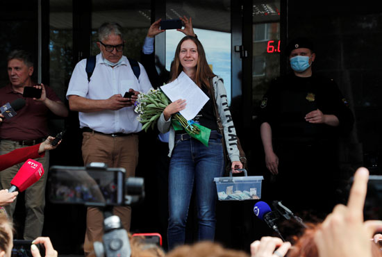 الصحفية الروسية سفيتلانا بروكوبييفا تغادر المحكمة في بسكوف (1)