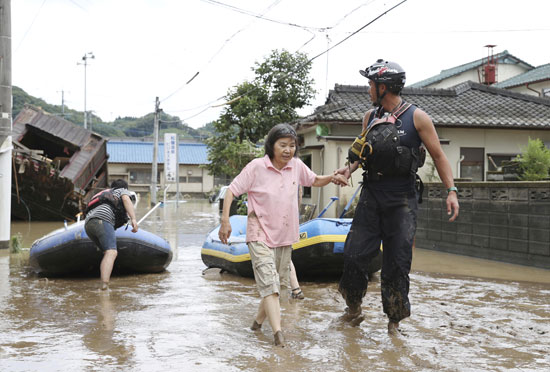 رجال الإنقاذ يحاولون إنقاذ سكان القرى