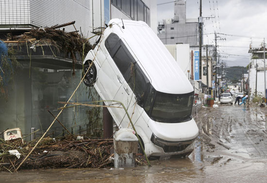 سيارة بعد انجرفتها أمطار غزيرة في هيتويوشي ، محافظة كومامو