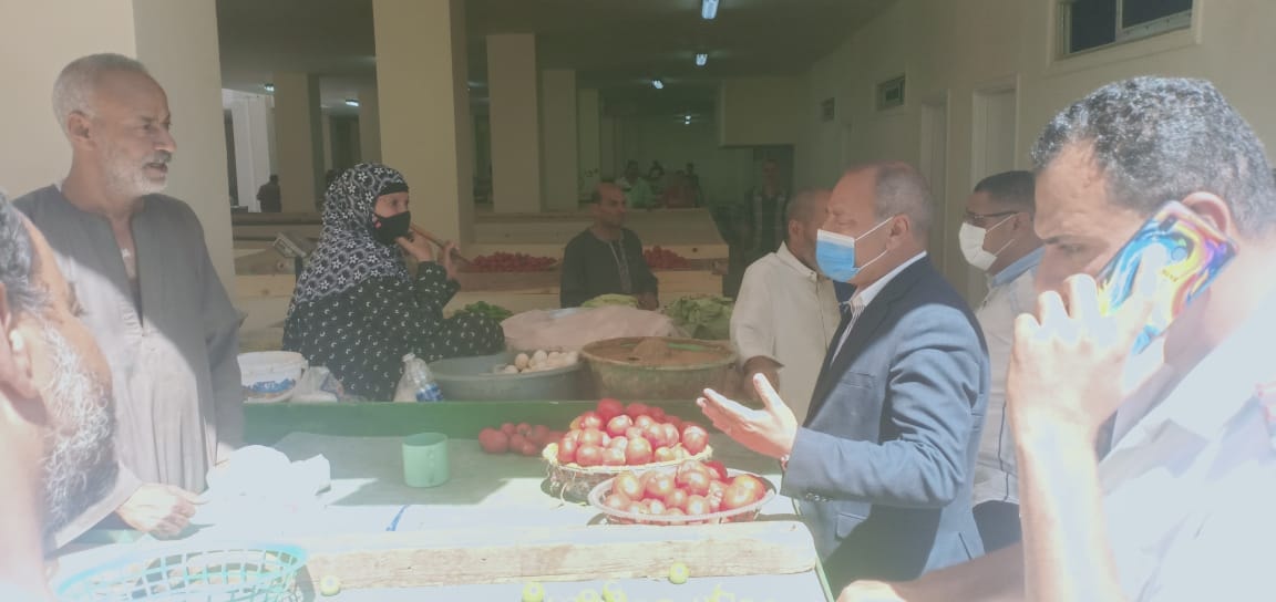 نائب محافظ القاهرة يتابع تشغيل سوق المطرية الجديد (2)