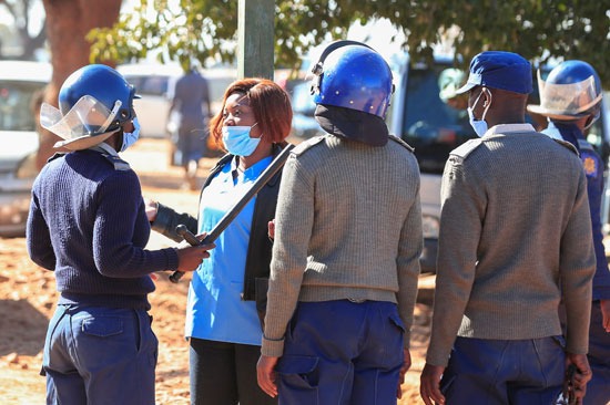 قوات الأمن فى زمبابوى تلقى القبض على إحدى العاملات