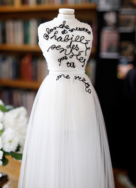 فستان زفاف مصغر مطرز بكلمات
