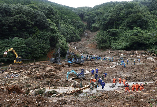 اثار الخراب والدمار بعد هطول أمطار غزيرة في هيتويوشي (4)