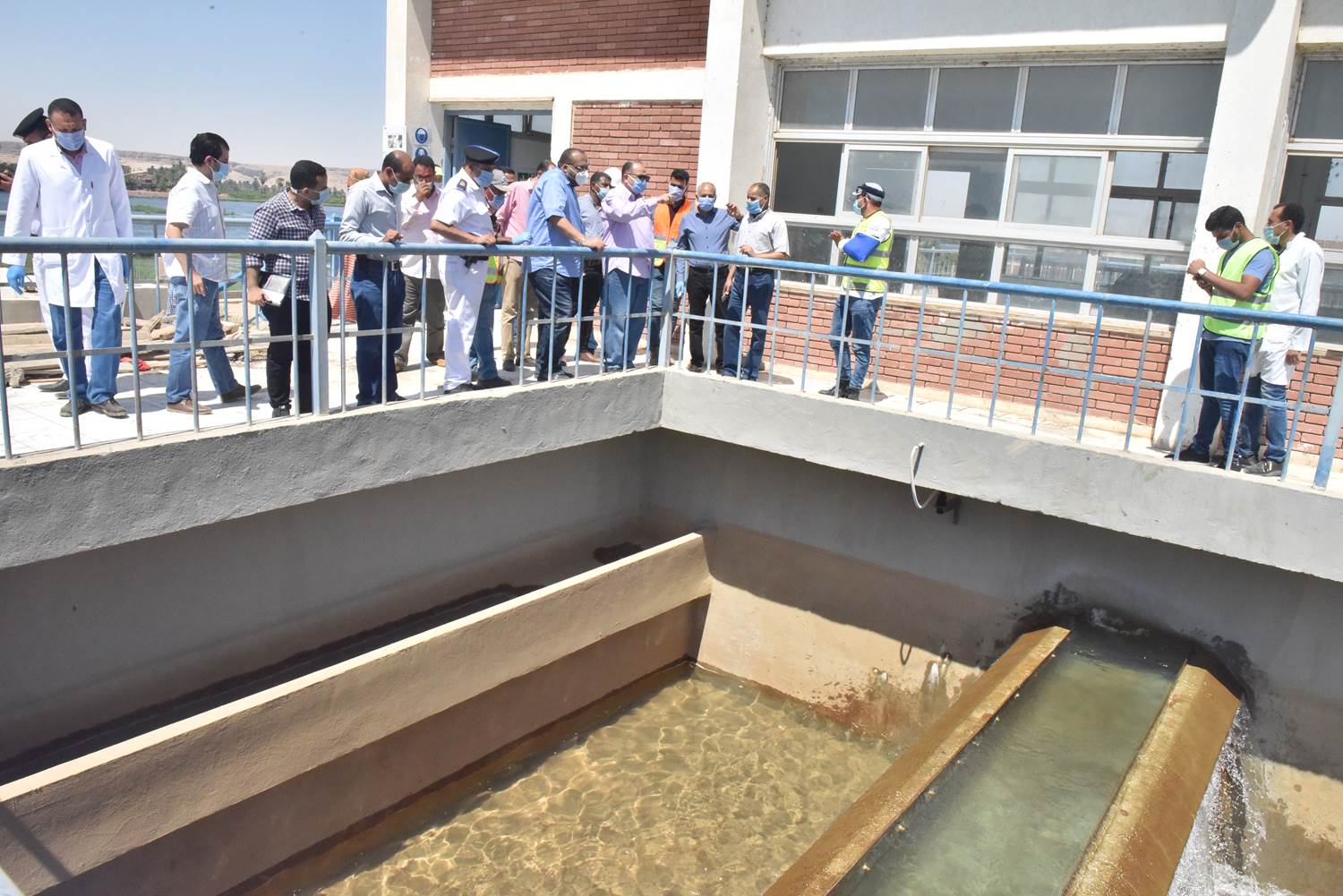 محافظ أسيوط يتفقد محطة مياه منفلوط المرشحة ومحطة مياه الحواتكة (22)