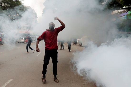 أحد المتظاهرين يحيط به أدخنة قنابل الغاز