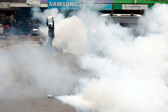 الشرطة الكينية تطلق الغاز المسيل للدموع