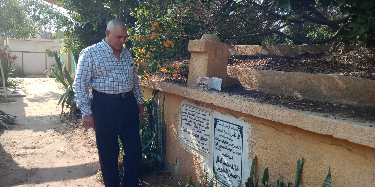 والد الشهيد خالد مغربي أمام قبره