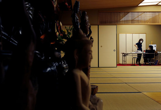 جانب من المهاجرين فى المعبد يتعلمون اليابانية