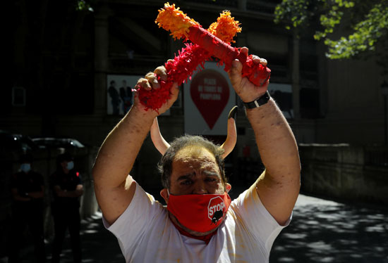 أحد المحتجين على ما يحدث بنهاية مهرجان مهرجان سان فيرمين