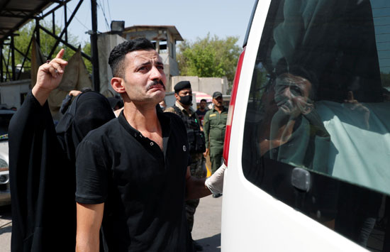 أحد أقارب هشام الهاشمى يبكى خلال الجنازة