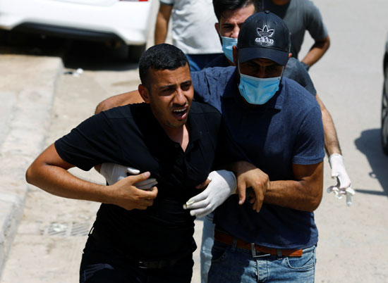 بكاء شقيق المحلل السياسى هشام الهاشمى خلال الجنازة بكاء شقيق المحلل السياسى هشام الهاشمى خلال الجنازة