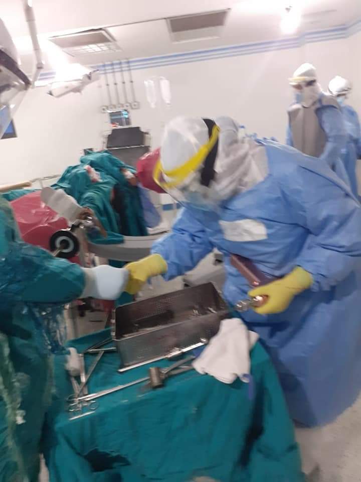الطاقم الطبى خلال إجراءه العملية الجراحية