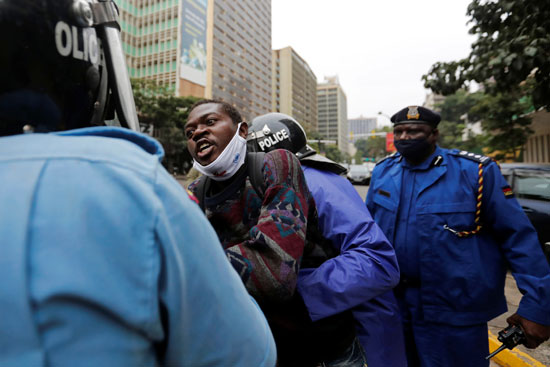 الشرطة الكينية تلقى القبض على متظاهر