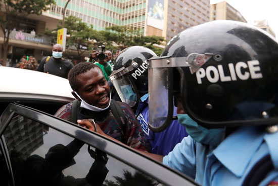 الشرطة الكينية تعتقل أحد المتظاهرين