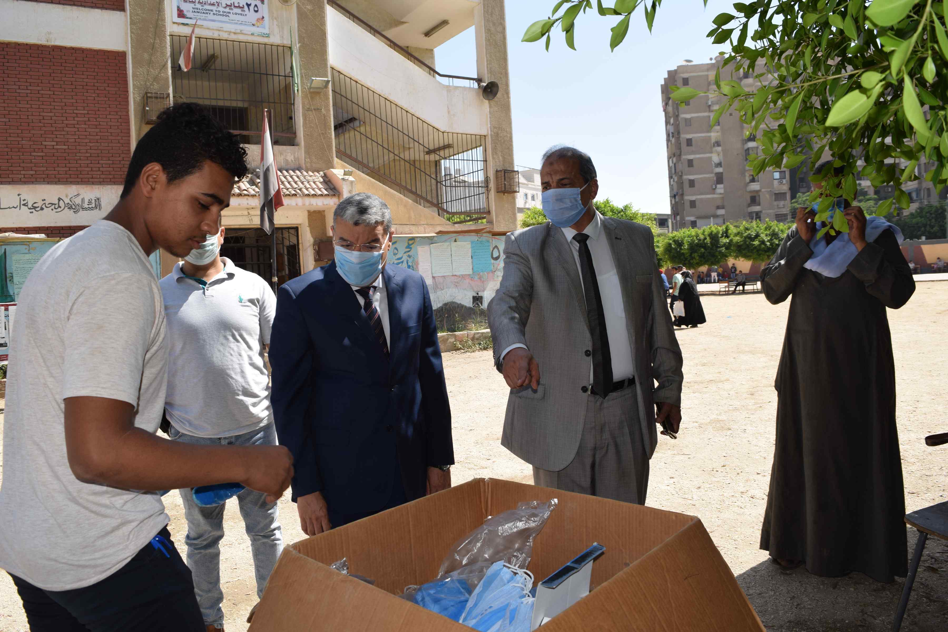 محافظ المنيا يتابع توزيع الكمامات على الطلاب