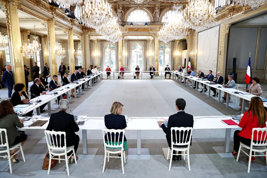 الرئيس الفرنسي إيمانويل ماكرون ورئيس الوزراء الفرنسي جان كاستكس وأعضاء الحكومة الجديدة (1)