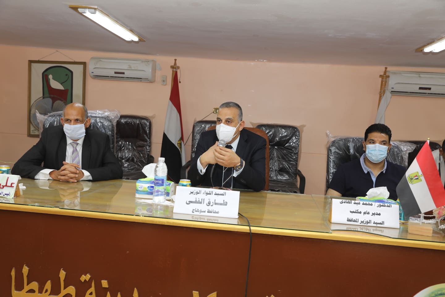 المحافظ يعقد اجتماعا بمجلس مدينة طهطا  (15)