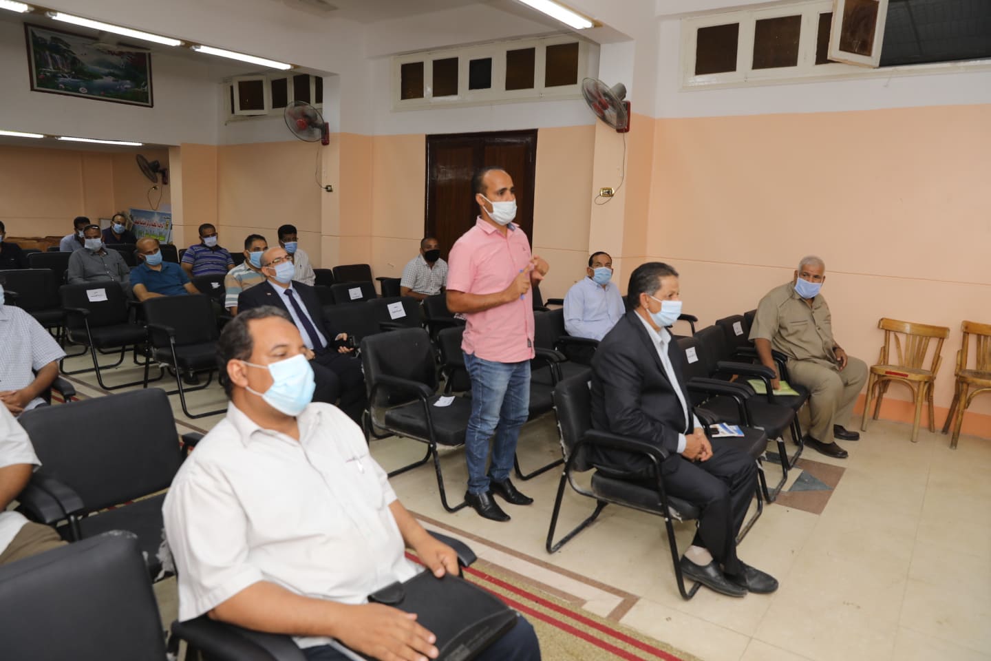 المحافظ يعقد اجتماعا بمجلس مدينة طهطا  (14)