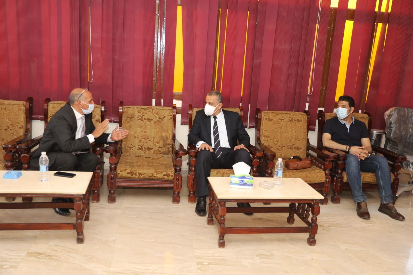 المحافظ يعقد اجتماعا بمجلس مدينة طهطا  (16)
