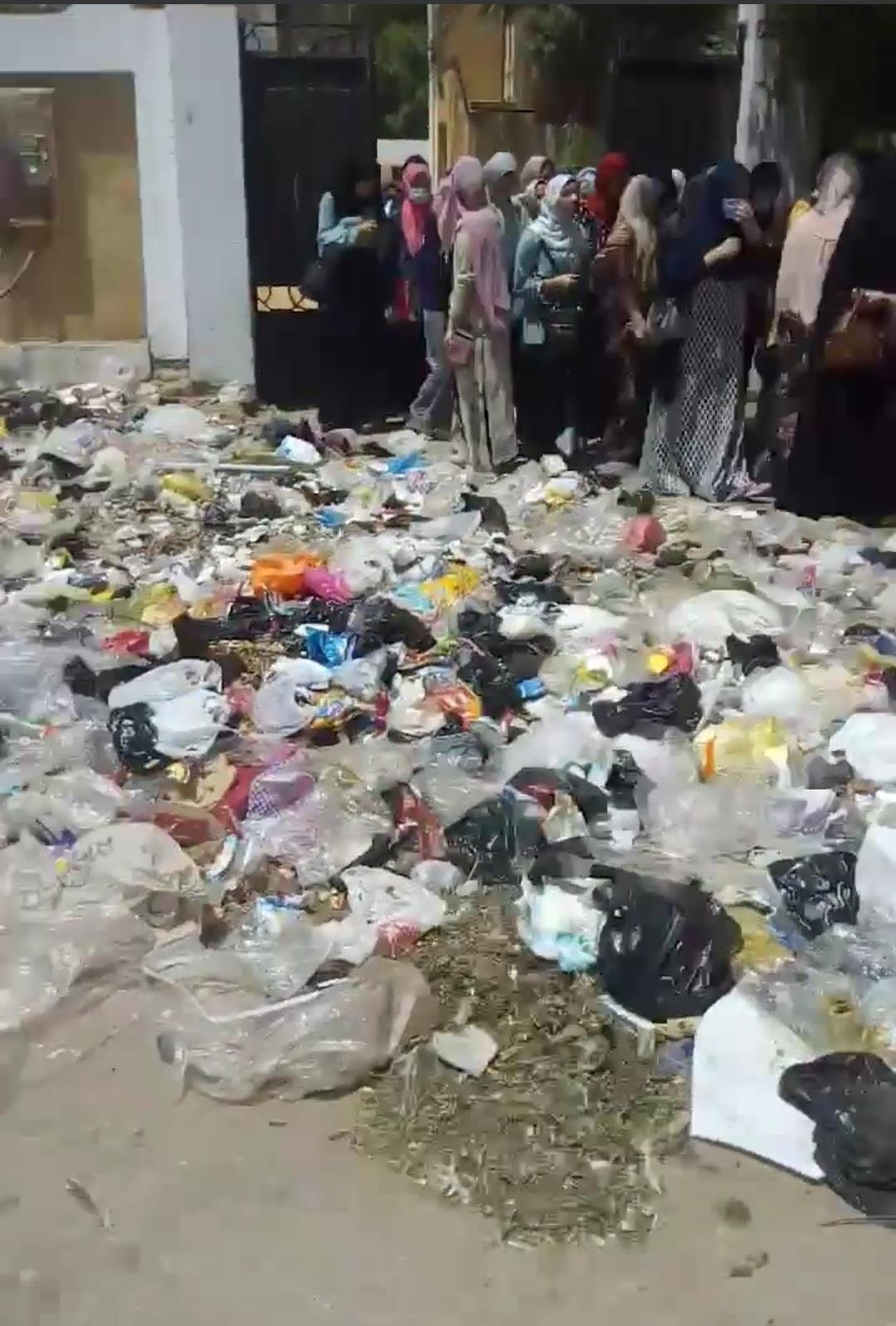 انتشار القمامة بمحيط مدرسة بالبدرشين (2)