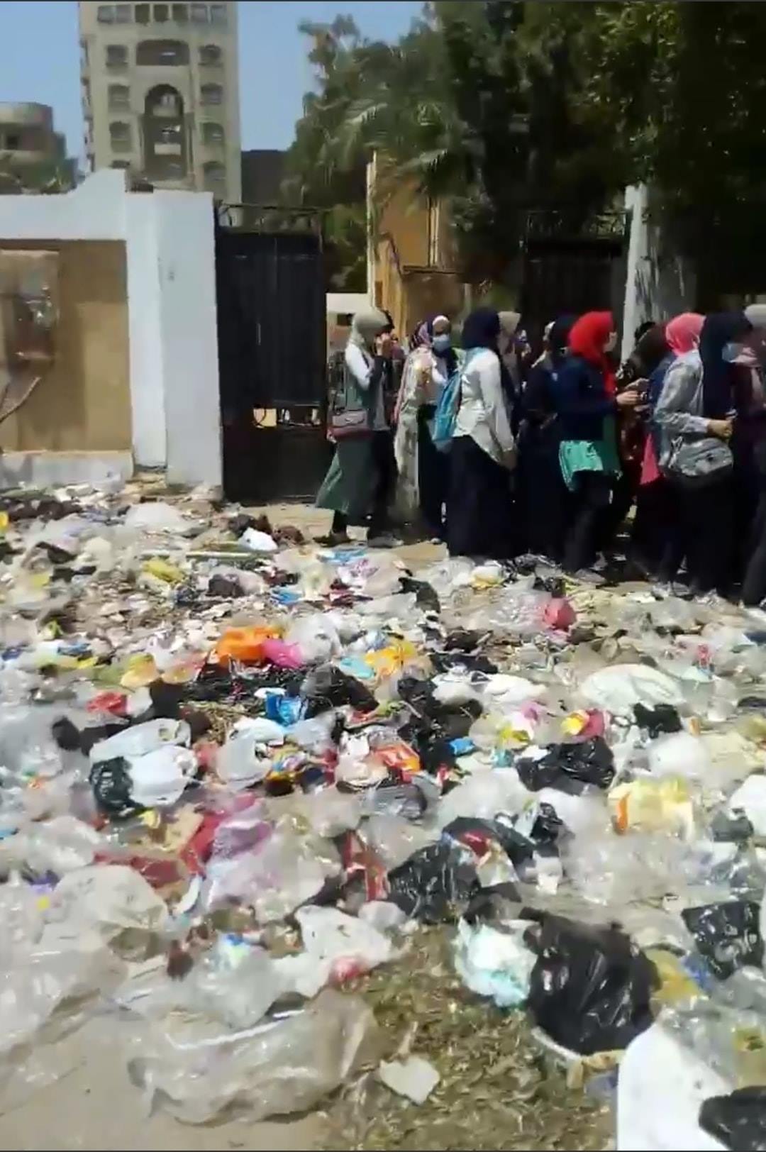 انتشار القمامة بمحيط مدرسة بالبدرشين (1)
