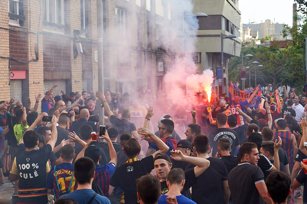 جماهير برشلونة خارج كامب نو (3)