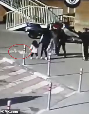 لحظة سقوط زجاجة شمبانيا على رأس طفلة من الدور الـ 23 في موسكو  (2)