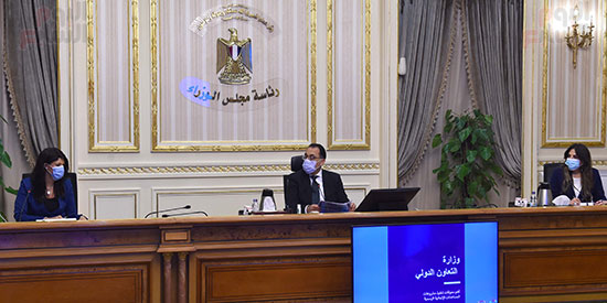 رئيس الوزراء يتابع مع وزيرة التعاون الدولى ملفات عمل الوزرا ة تصوير سليمان العطيفى‎ (3)