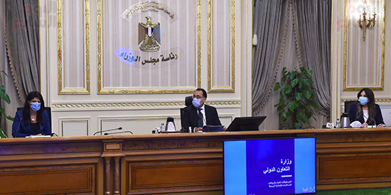 رئيس الوزراء يتابع مع وزيرة التعاون الدولى ملفات عمل الوزرا ة تصوير سليمان العطيفى‎ (2)