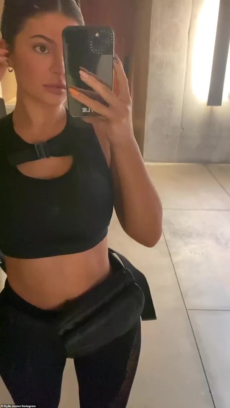 30498782-8499367-Stunner_Kylie_donned_a_black_sports_bra_type_crop_top_with_coord-a-22_1594200009264