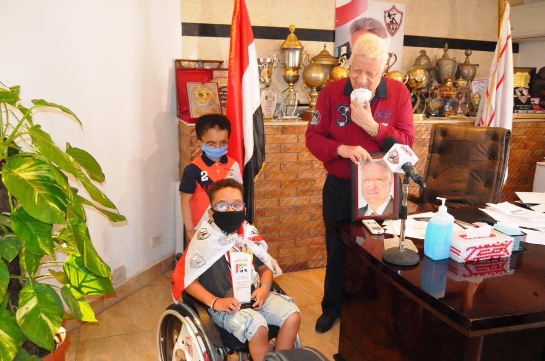 مرتضى منصور يمنح طفلين العضوية الشرفية (2)