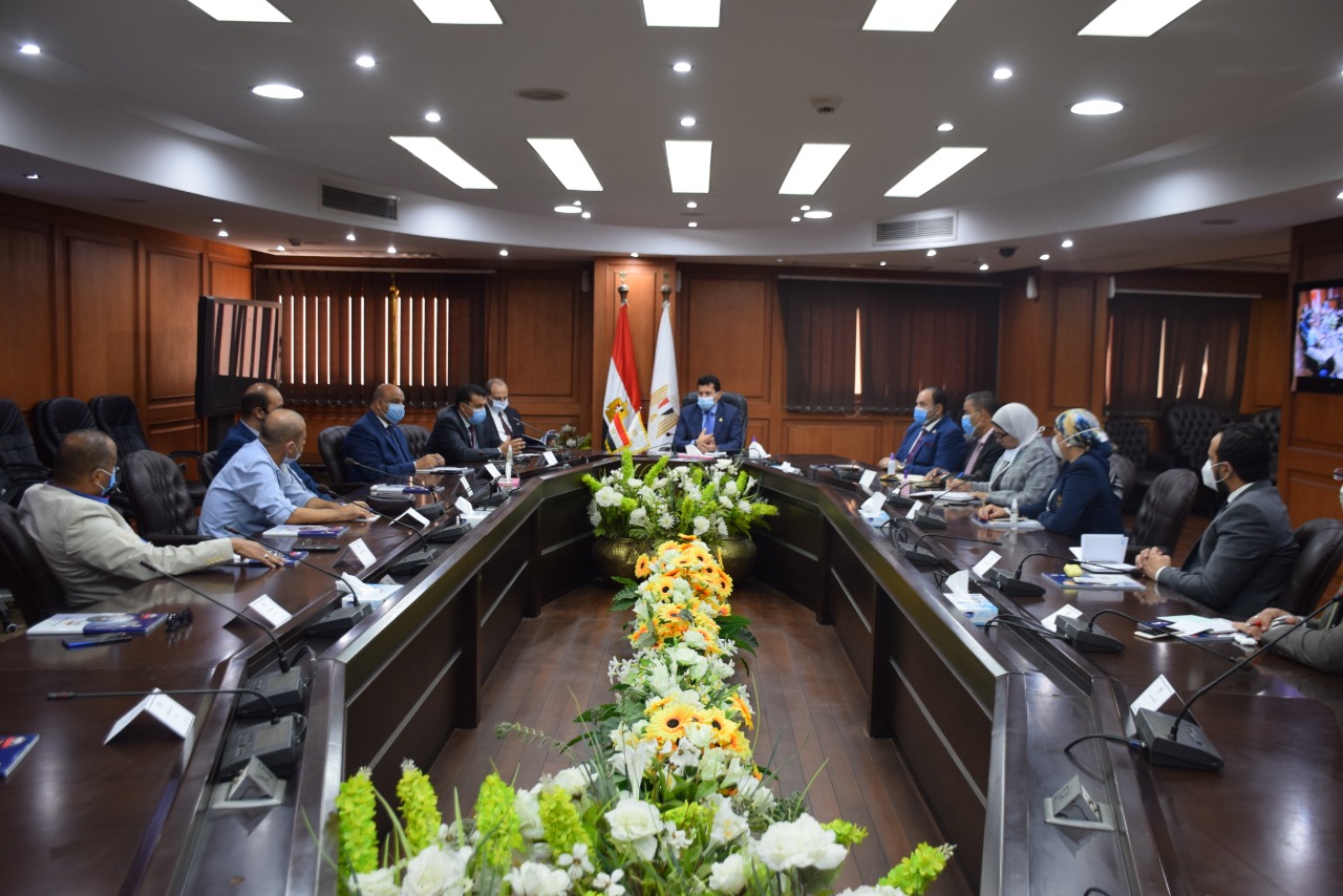 وزير الرياضة فى الاجتماع