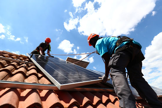 وضع محطات الطاقة الشمسية على أسطح المنازل