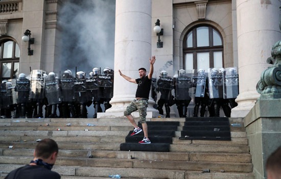 قوات الأمن الصربية فى مواجهة المتظاهرين
