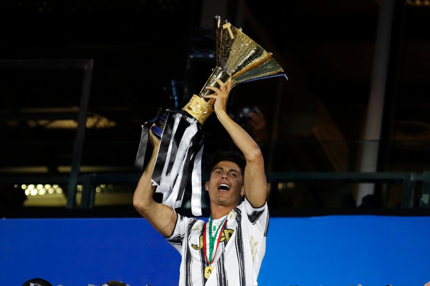 رونالدو يرفع لقب الدوري الايطالي