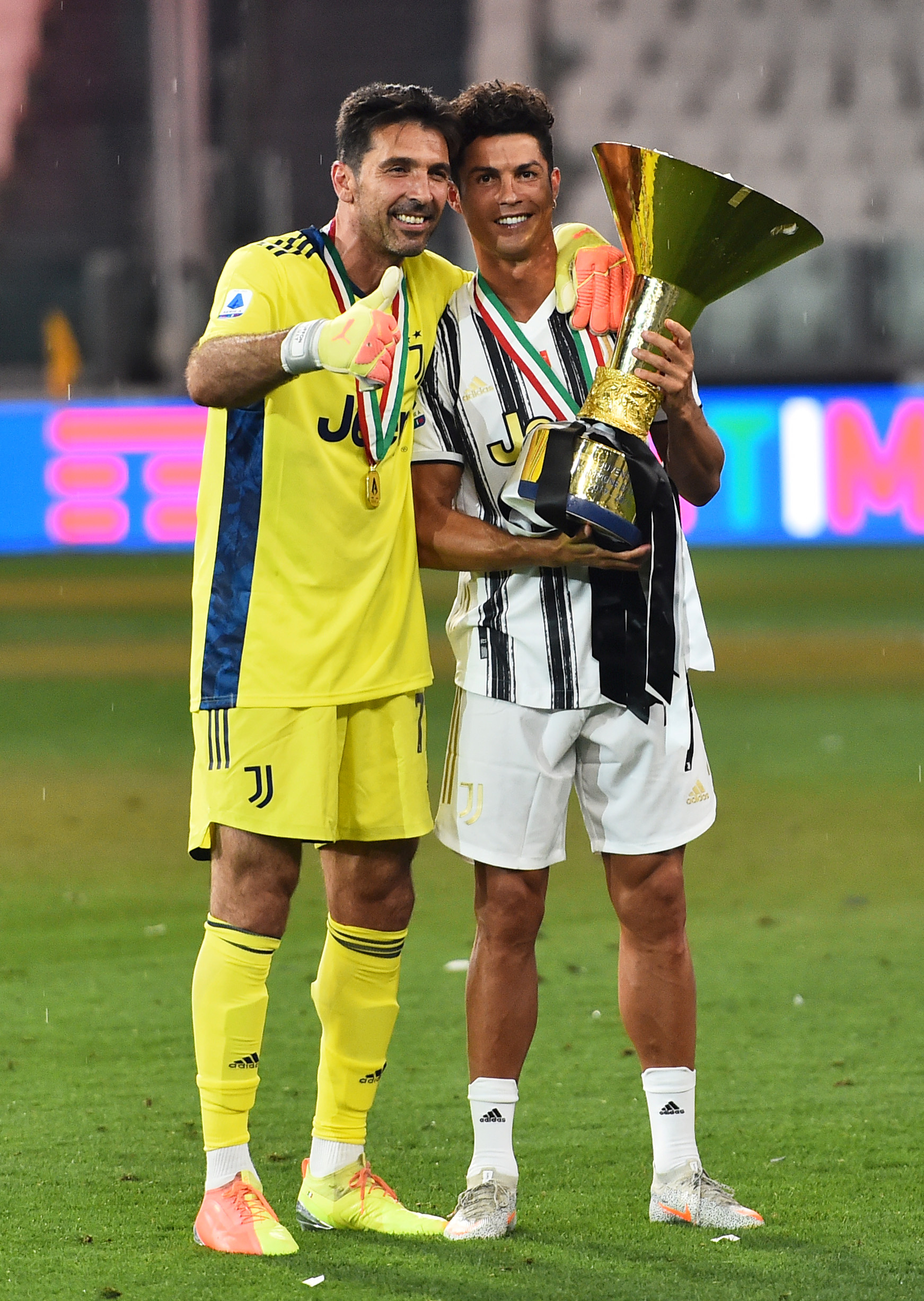 احتفال رونالدو وبوفون بلقب الدوري الايطالي